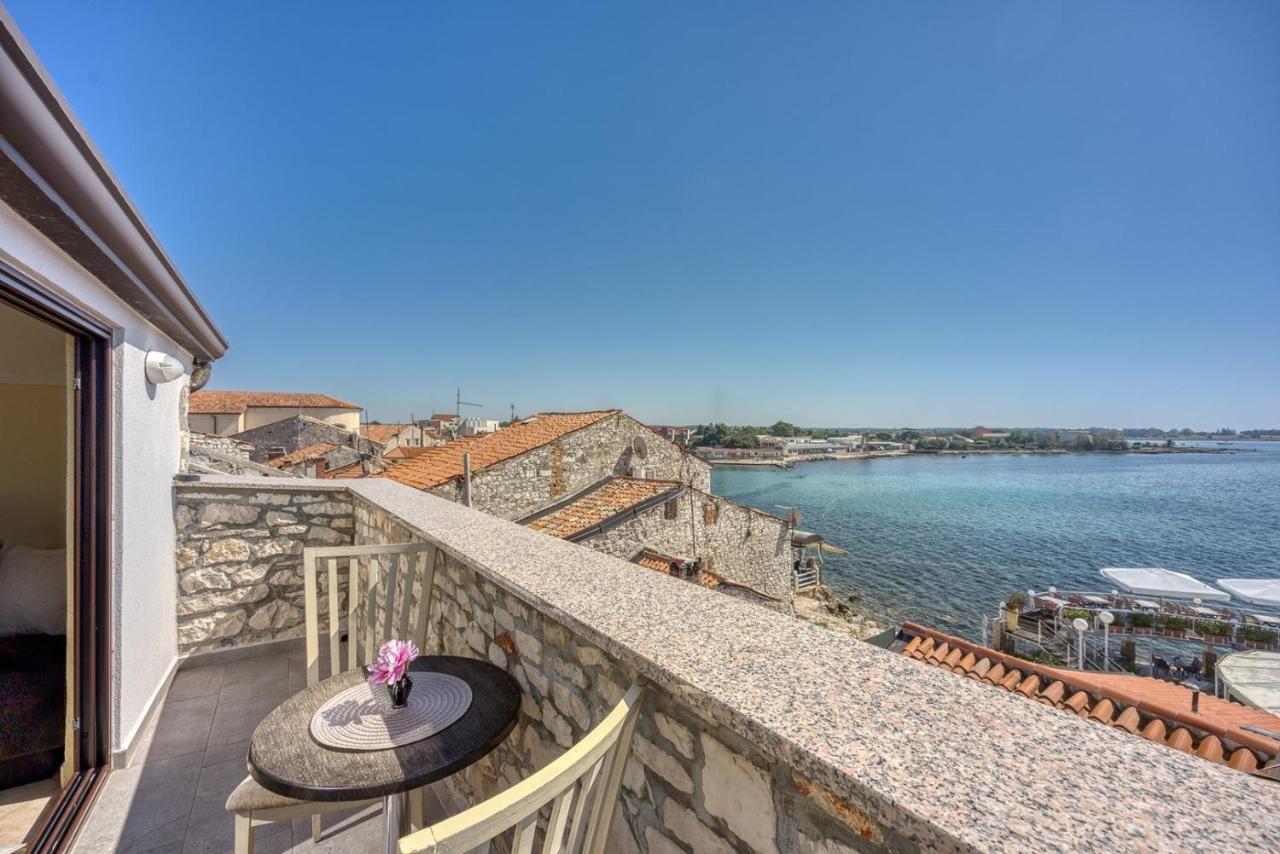 Old Town Apartments In Umag Eksteriør billede